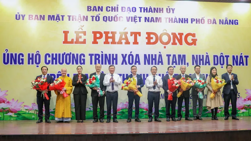 Phó Bí thư Thường trực Thành ủy Đà Nẵng Nguyễn Đình Vĩnh, Chủ tịch HĐND TP Đà Nẵng Ngô Xuân Thắng và Phó Chủ tịch UBND TP Đà Nẵng Nguyễn Thị Anh Thi tiếp nhận, tặng hoa cảm ơn 8 tổ chức ủng hộ tại lễ phát động. Ảnh: XUÂN QUỲNH