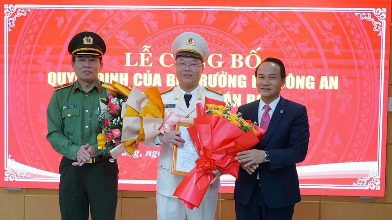 Phó Bí thư Thường trực Thành ủy Đà Nẵng Nguyễn Đình Vĩnh và Thiếu tướng Vũ Xuân Viên, Giám đốc Công an Đà Nẵng, tặng hoa chúc mừng Trung tá Nguyễn Kim Trung