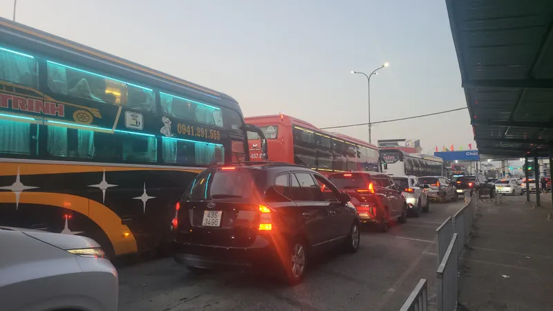 Hàng trăm phương tiện nối đuôi nhau nhích từng bước rời Bến xe Trung tâm Đà Nẵng