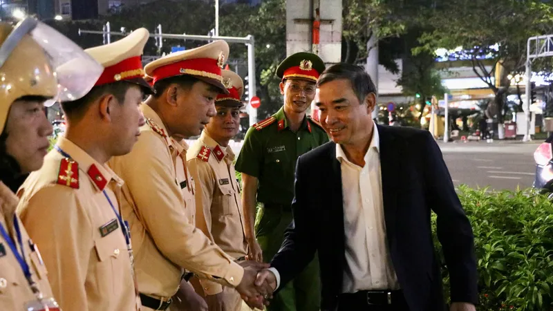 Ông Lê Trung Chinh, Chủ tịch UBND TP Đà Nẵng thăm hỏi, động viên một số đơn vị làm nhiệm vụ trong đêm giao thừa. Ảnh: XUÂN QUỲNH