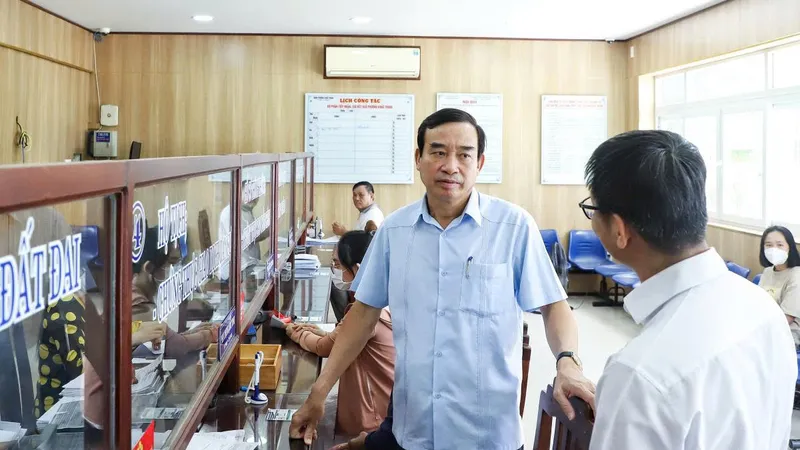 Ông Lê Trung Chinh, Chủ tịch UBND TP Đà Nẵng kiểm tra công vụ tại bộ phận Một cửa phường Khuê Trung (quận Cẩm Lệ). Ảnh: XUÂN QUỲNH