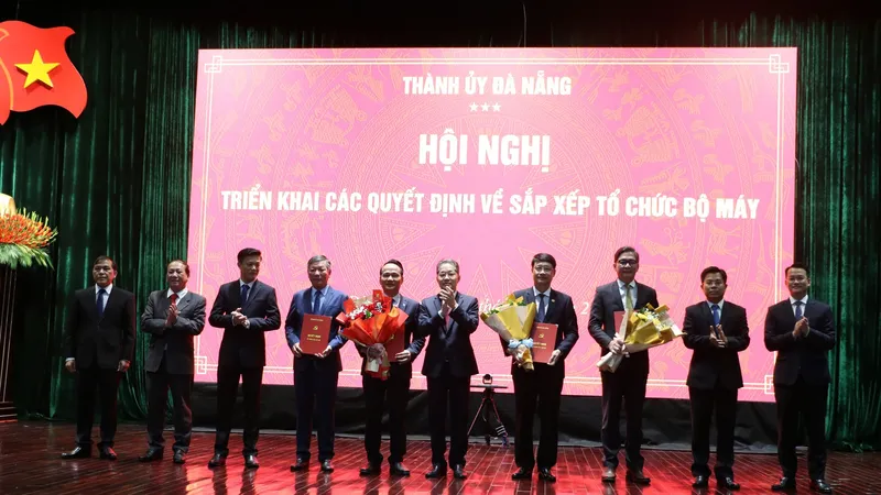 Ông Nguyễn Văn Quảng, Bí thư Thành ủy Đà Nẵng trao quyết định và tặng hoa chúc mừng Ban Thường vụ Đảng ủy cơ quan Đảng TP Đà Nẵng. Ảnh: XUÂN QUỲNH 
