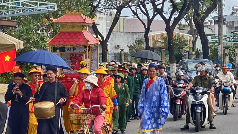 Đoàn rước đi qua các ngõ xóm trong tiếng trống chiêng rộn rã, giữa sự chào đón hân hoan của dân làng. Ảnh: MINH PHƯƠNG