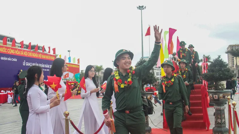 Các tân binh rạng rỡ bước qua cầu vinh quang. Ảnh: XUÂN QUỲNH