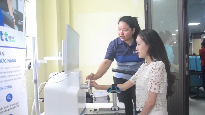 Ứng dụng công nghệ trong phục hồi chức năng. Ảnh: XUÂN QUỲNH
