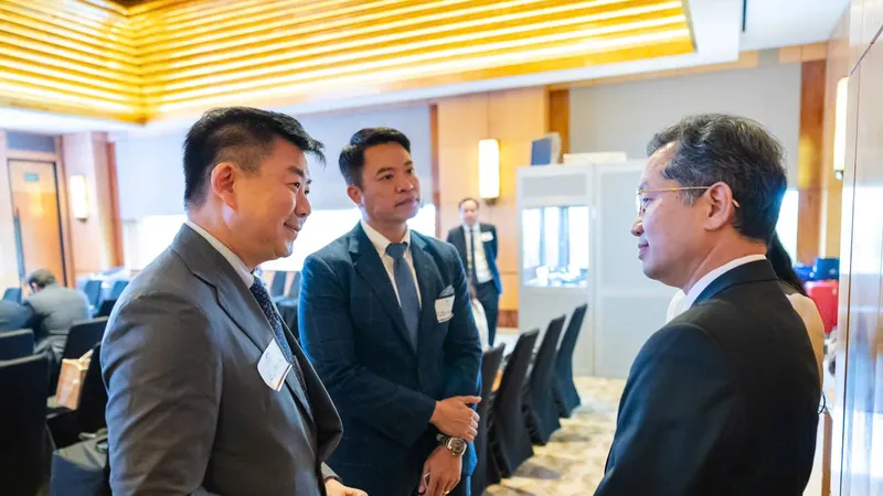 Bí thư Thành ủy Đà Nẵng Nguyễn Văn Quảng trao đổi bên lề diễn đàn