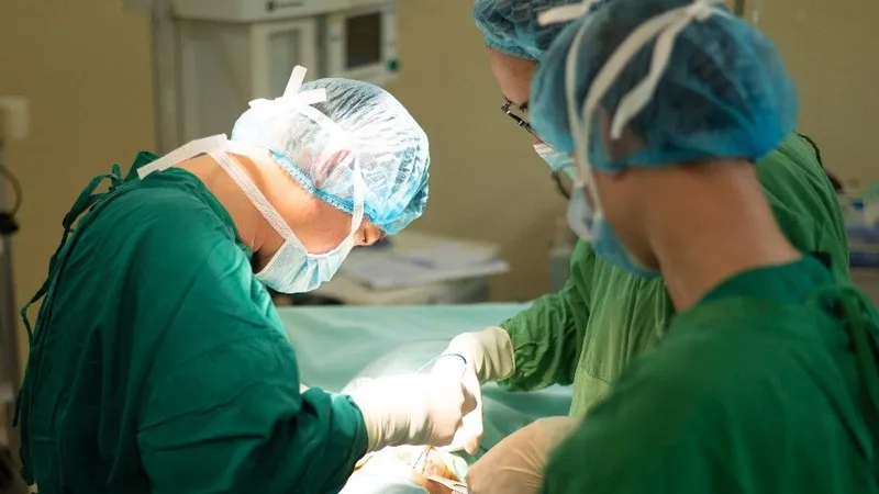 Ekip bác sĩ Ngoại khoa của Bệnh viện Đa khoa Tâm Trí Đà Nẵng đã tiến hành hội chẩn và phẫu thuật chuyển niệu quản về vị trí bình thường