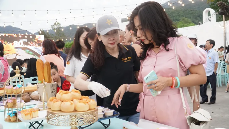 Tham quan, trải nghiệm tại các quầy thông tin và trưng bày ẩm thực. Ảnh: XUÂN QUỲNH