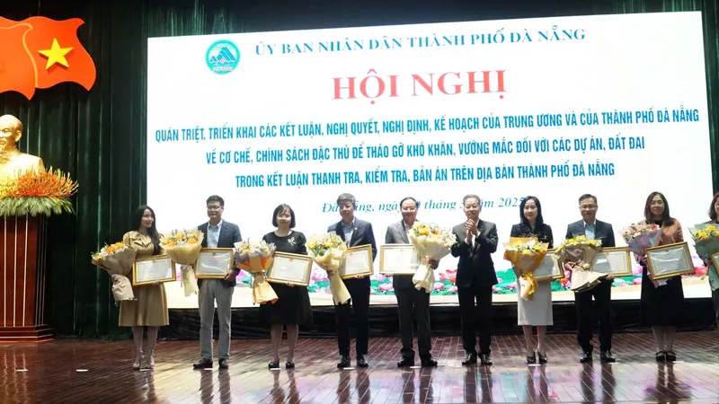 Bí thư Thành ủy Đà Nẵng Nguyễn Văn Quảng trao Bằng khen của Chủ tịch UBND TP Đà Nẵng cho các tập thể, cá nhân vì đã có thành tích trong tháo gỡ các khó khăn, vướng mắc liên quan đến các dự án, đất đai trong các kết luận thanh tra, kiểm tra, bản án tại địa phương. Ảnh: XUÂN QUỲNH
