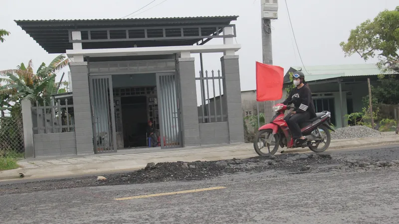 Người dân thôn Quan Nam 4 (xã Hòa Liên, huyện Hòa Vang, TP Đà Nẵng) bức xúc vì đường mới làm đã bị hư. Ảnh: XUÂN QUỲNH