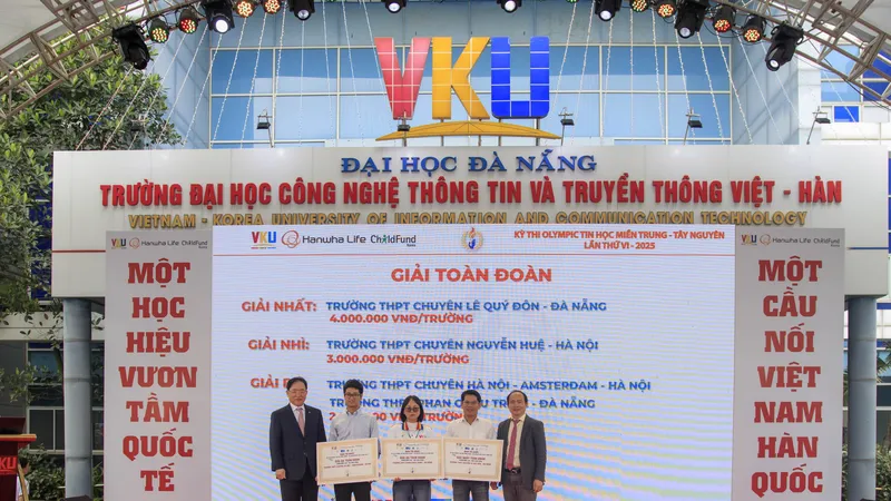 Ban tổ chức trao giải toàn đoàn. Ảnh: XUÂN QUỲNH