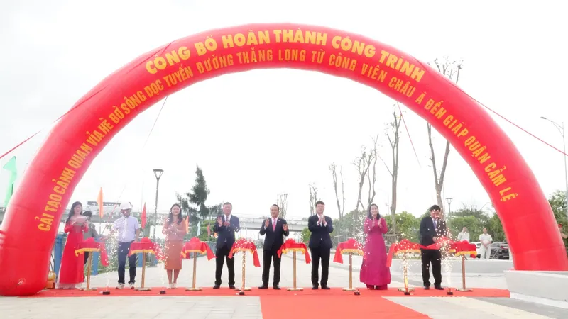 Các đại biểu thực hiện nghi thức. Ảnh: XUÂN QUỲNH
