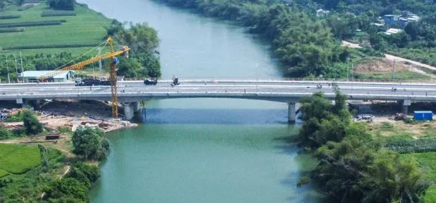 Ngắm cầu vượt sông Yên nối Đà Nẵng - Quảng Nam trước giờ thông xe