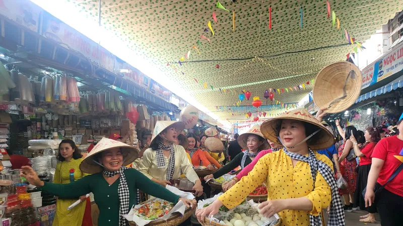 Tiểu thương chợ Cồn diễu hành mừng ngày TP Đà Nẵng. Ảnh: XUÂN QUỲNH 