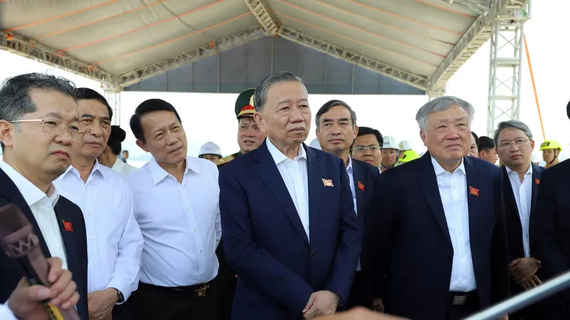 Tổng Bí thư Tô Lâm cùng đoàn công tác thị sát Dự án đầu tư, xây dựng Bến cảng Liên Chiểu. Ảnh: XUÂN QUỲNH