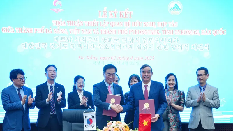 Ký kết thoả thuận hợp tác giữa TP Đà Nẵng và TP Pyeongtaek. Ảnh: XUÂN QUỲNH 