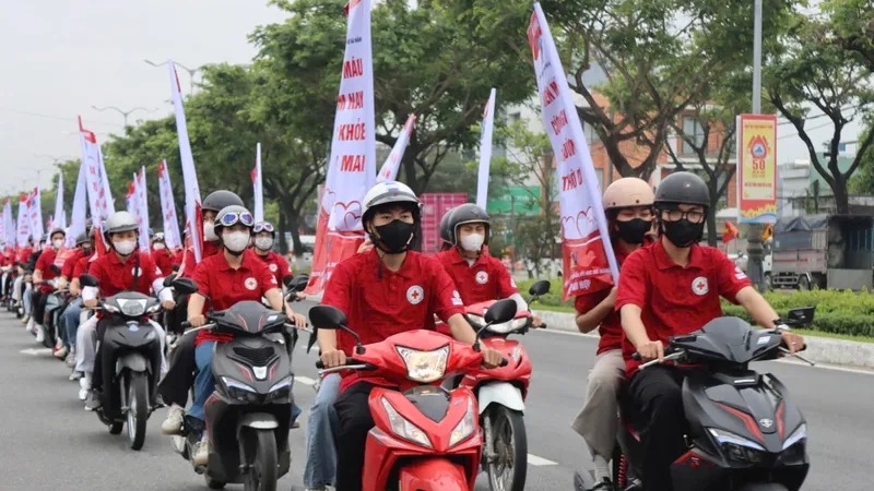Hơn 100 bạn đoàn viên, sinh viên diễu hành hưởng ứng Ngày toàn dân hiến máu tình nguyện. Ảnh: XUÂN QUỲNH