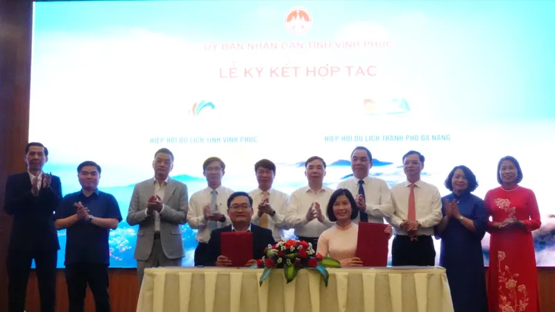 Ký kết giữa Hiệp hội du lịch tỉnh Vĩnh Phúc và Hiệp hội du lịch TP Đà Nẵng. Ảnh: XUÂN QUỲNH