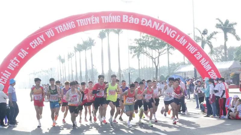 Các vận động viên xuất phát chạy từ khu vực phía ngoài Cung thể thao Tiên Sơn và Công viên Châu Á. Ảnh: XUÂN QUỲNH