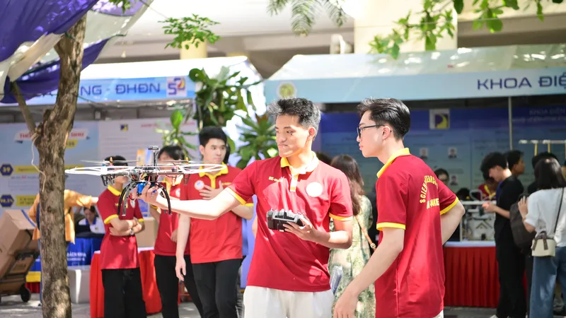 Các sinh viên giao lưu học hỏi kiến thức mới, lan tỏa và hun đúc niềm đam mê sáng tạo khoa học công nghệ. Ảnh: XUÂN QUỲNH