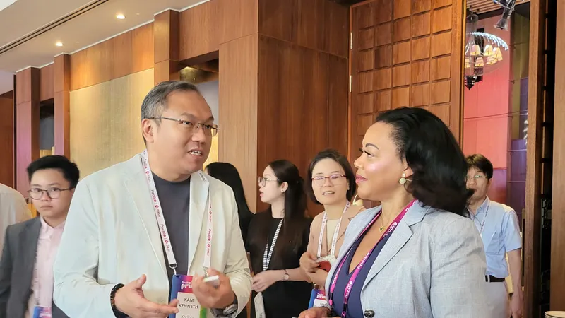 Các đại biểu trao đổi, thảo luận những công nghệ mới trong giải trình gen. Ảnh: XUÂN QUỲNH