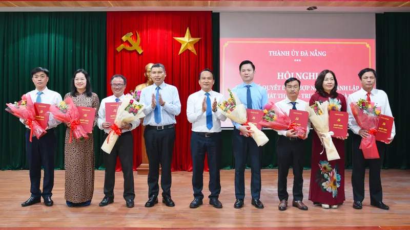 Phó Bí thư Thường trực Thành ủy Nguyễn Đình Vĩnh và Phó Chủ tịch Thường trực UBND TP Đà Nẵng Hồ Kỳ Minh tặng hoa chúc mừng các đồng chí lãnh đạo Báo và Đài Phát thanh - Truyền hình Đà Nẵng được bổ nhiệm. Ảnh: XUÂN QUỲNH