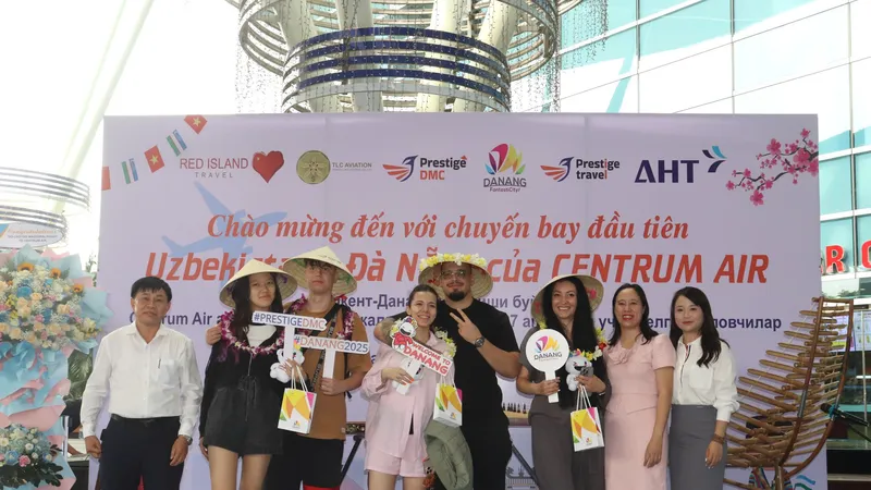 Ngành du lịch chào đón những du khách trên chuyến bay đầu tiên từ Tashkent (Uzbekistan) đến Đà Nẵng. Ảnh: XUÂN QUỲNH