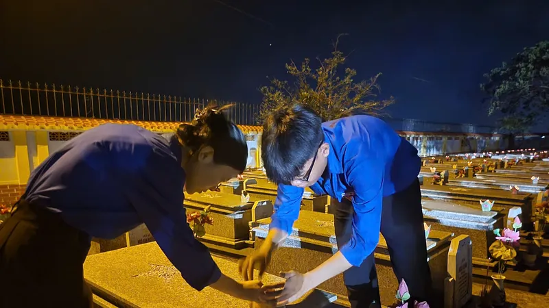 Đoàn viên, thanh niên Đà Nẵng thắp nến tưởng niệm các anh hùng liệt sĩ. Ảnh: XUÂN QUỲNH