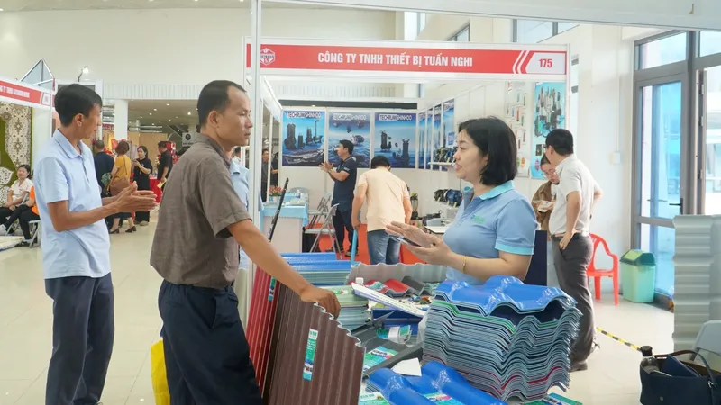 Người dân tham quan, tìm hiểu sản phẩm tại triển lãm. Ảnh: XUÂN QUỲNH