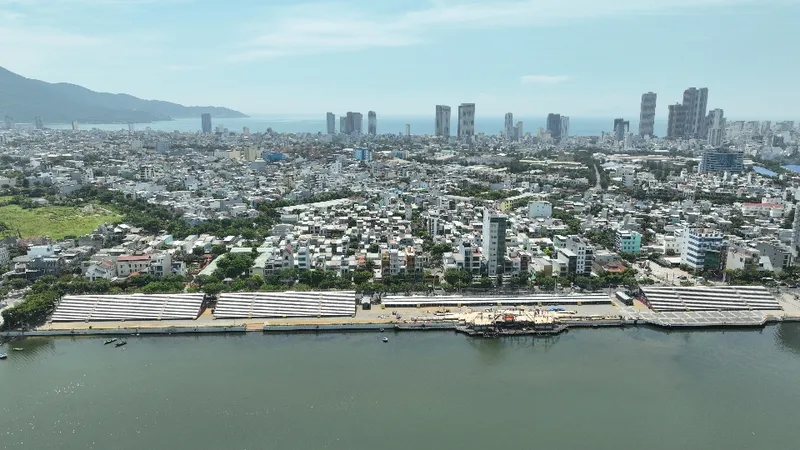 Sân khấu và khán đài nằm ở bờ Đông sông Hàn (quận Sơn Trà). Ảnh: XUÂN QUỲNH