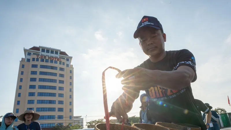 Đội Việt Nam 1 kiểm tra lại pháo kỹ càng cho đêm mở màn. Ảnh: XUÂN QUỲNH