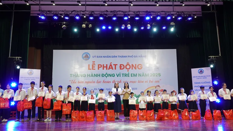 Trao tặng học bổng đến các em thiếu nhi ở huyện Hòa Vang có hoàn cảnh đặc biệt vượt khó vươn lên. Ảnh: XUÂN QUỲNH