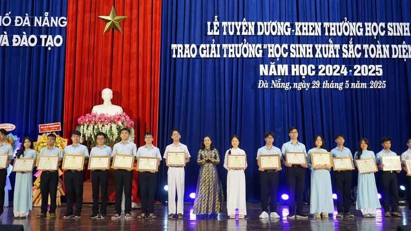Phó Chủ tịch UBND TP Đà Nẵng Nguyễn Thị Anh Thi trao Bằng khen của Chủ tịch UBND TP cho học sinh có thành tích xuất sắc, đạt giải cao tại các kỳ thi quốc gia. Ảnh: XUÂN QUỲNH