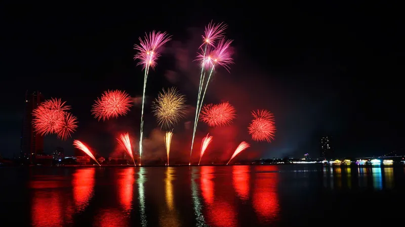 Màn trình diễn pháo hoa của đội Z121 Vina Pyrotech, đội thi thứ 2 đến từ Việt Nam. Ảnh: XUÂN QUỲNH
