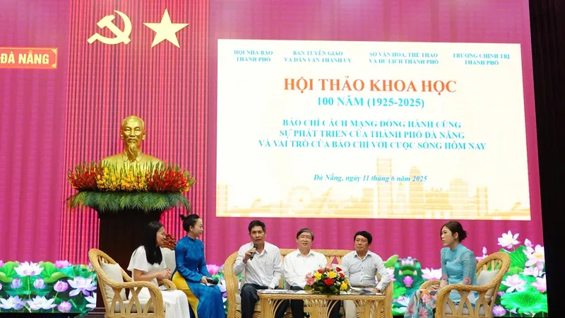 Hội thảo khoa học “100 năm báo chí cách mạng đồng hành cùng sự phát triển TP Đà Nẵng và vai trò của báo chí với cuộc sống hôm nay”. Ảnh: XUÂN QUỲNH