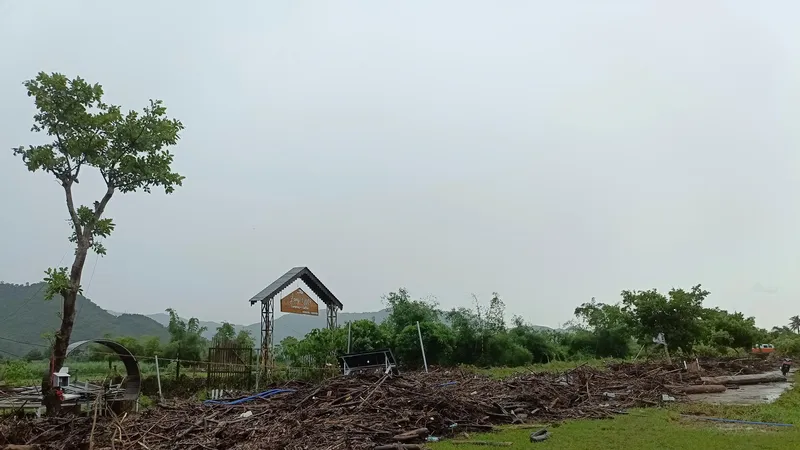 Làng Mê tại thôn Nam Yên (xã Hòa Bắc, huyện Hòa Vang, TP Đà Nẵng) hoang tàn sau mưa lũ. Ảnh: XUÂN QUỲNH
