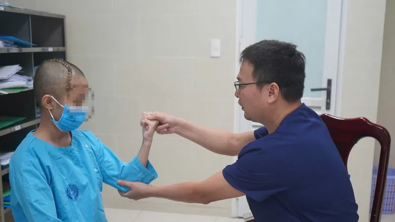 Sau phẫu thuật bệnh nhi hồi phục tốt, tỉnh táo, vận động tứ chi gần như bình thường và đã xuất viện