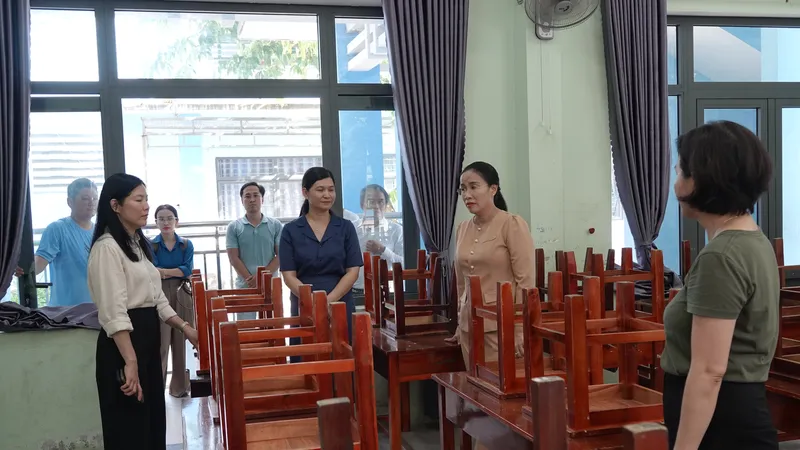 Đoàn đi kiểm tra cơ sở vật chất tại điểm thi Trường THCS Nguyễn Thiện Thuật. Ảnh: XUÂN QUỲNH