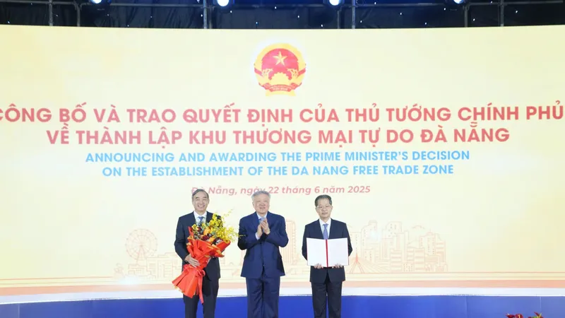 Phó Thủ tướng Thường trực Chính phủ Nguyễn Hòa Bình (giữa) trao Quyết định số 1142/QĐ-TTg ngày 13-6-2025 về việc thành lập Khu thương mại tự do Đà Nẵng cho lãnh đạo TP Đà Nẵng. Ảnh: XUÂN QUỲNH