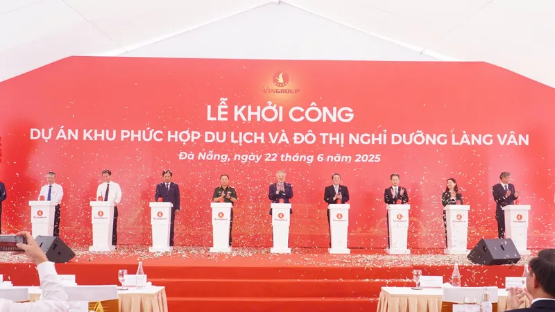Các đại biểu bấm nút khởi công. Ảnh: XUÂN QUỲNH