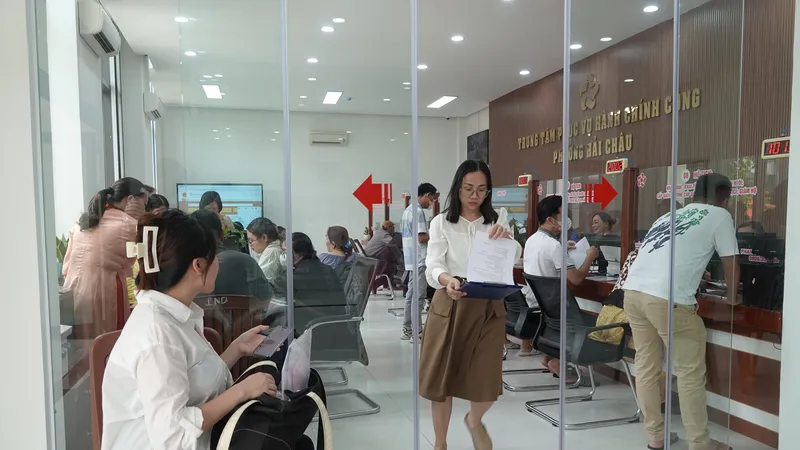 Người dân đến làm thủ tục hành chính tại phường Hải Châu khá đông. Ảnh: XUÂN QUỲNH