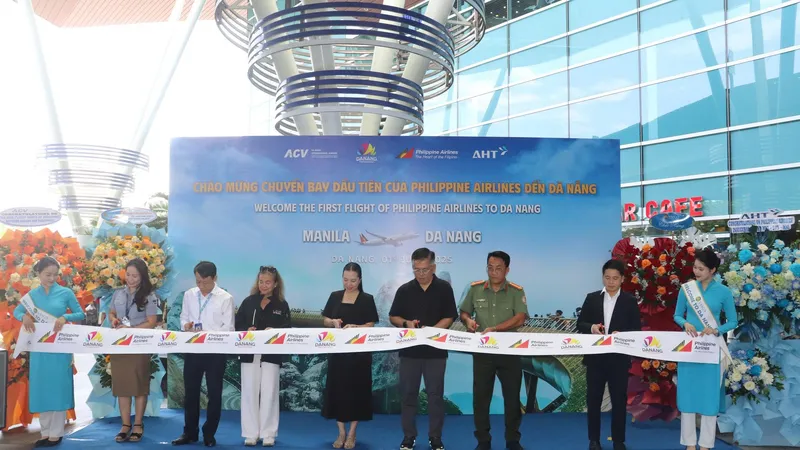 Các đại biểu thực hiện nghi thức chính thức khai trương đường bay trực tiếp kết nối Manila – Đà Nẵng. Ảnh: XUÂN QUỲNH
