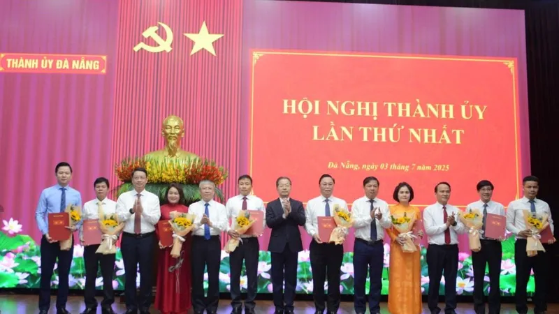 Các đồng chí lãnh đạo Thành ủy TP Đà Nẵng trao quyết định và tặng hoa chúc mừng các đồng chí được chỉ định, bổ nhiệm giữ các chức danh lãnh đạo