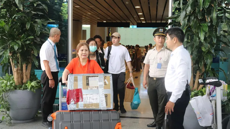 Du khách hạ cánh tại Sân bay Quốc tế Đà Nẵng. Ảnh: XUÂN QUỲNH