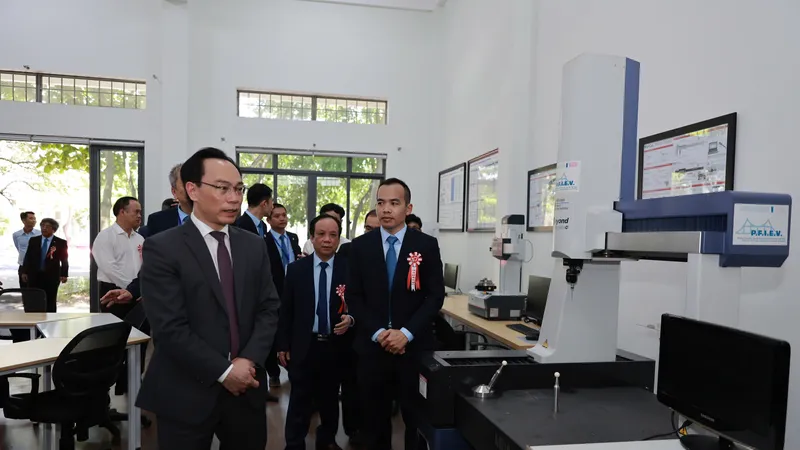 Lãnh đạo Bộ GD-ĐT tham quan Phòng Thí nghiệm trọng điểm quốc gia dùng chung Cơ điện tử và Ứng dụng. Ảnh: XUÂN QUỲNH