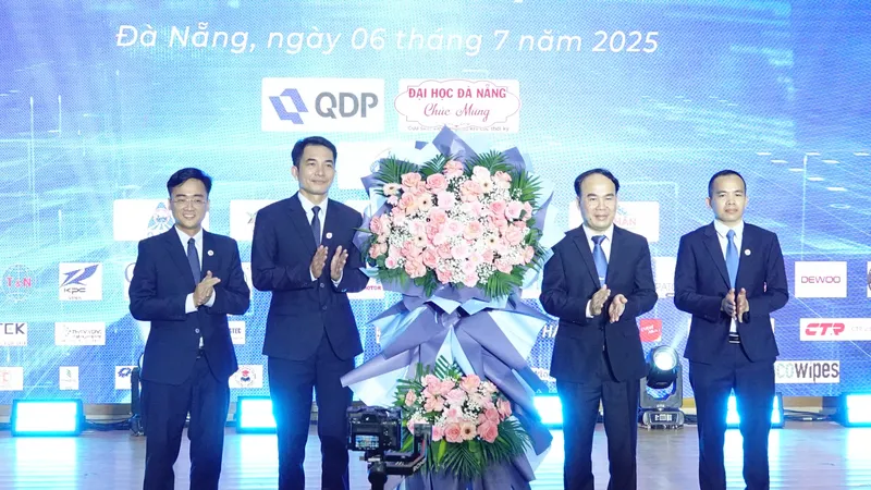 Đại diện lãnh đạo Đại học Đà Nẵng tặng hoa chúc mừng Khoa Cơ khí, Trường Đại học Bách khoa. Ảnh: XUÂN QUỲNH