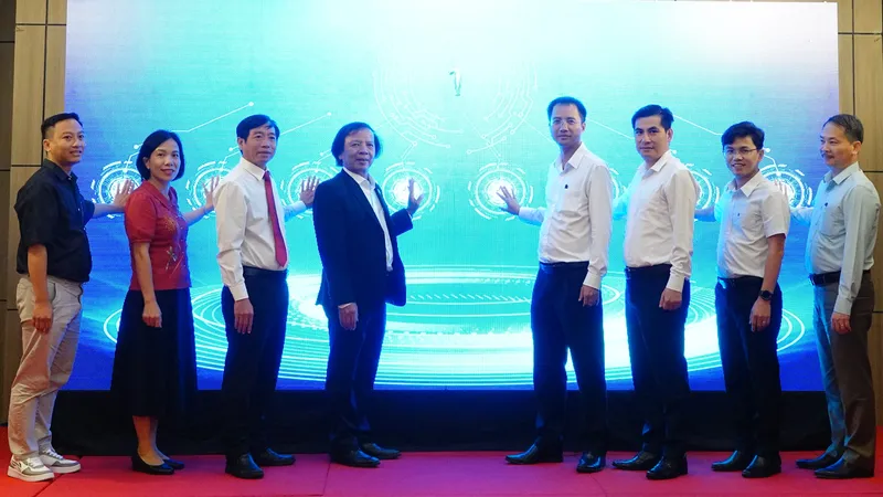Các đại biểu thực hiện nghi thức lễ phát động. Ảnh: XUÂN QUỲNH
