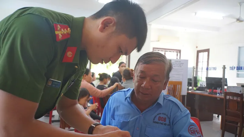 Cán bộ hướng dẫn người dân thực hiện thủ tục hành chính