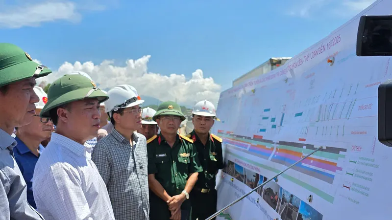 Thứ trưởng Bộ Xây dựng Nguyễn Việt Hùng cùng đoàn công tác kiểm tra dự án cao tốc Hòa Liên - Túy Loan