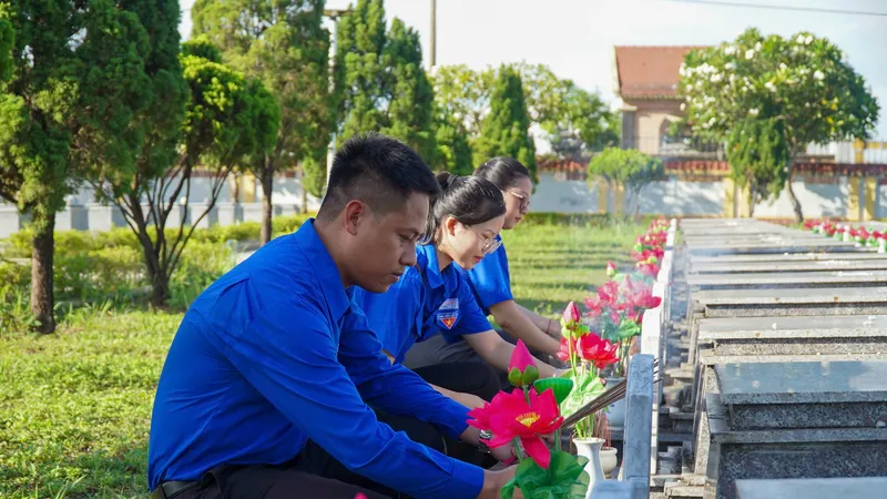 Đoàn viên, thanh niên thay mới hoa tại nghĩa trang liệt sĩ
